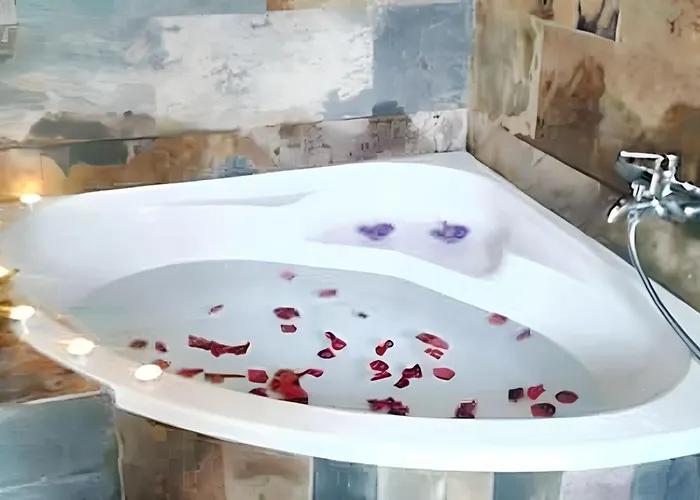 Elegant Near With Private Pool *